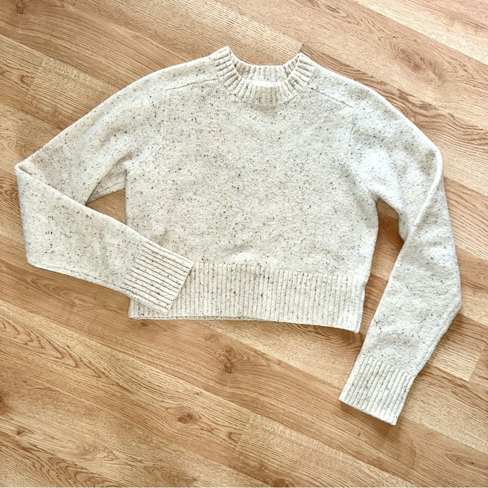 Universal Thread Cream Crew Neck Sweater